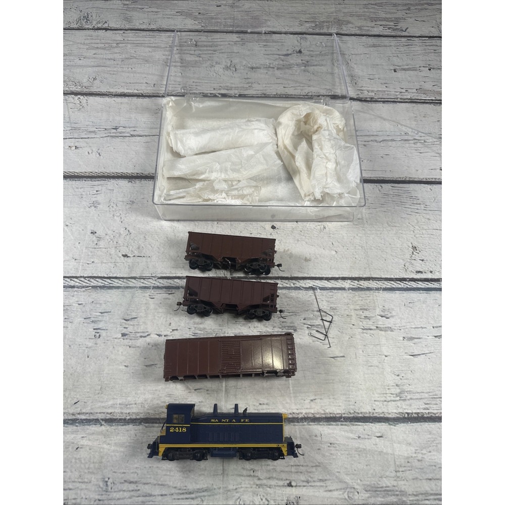 Athearn HO Santa Fe #2418 SW1500 Diesel Locomotive + 3 Freight Cars Lot